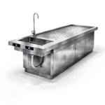 Öne Çıkan Avantajlar Hijyen üstünlüğü: Paslanmaz gövde + yuvarlatılmış köşeler + kolay temizlenebilir yüzeyler Sıvı yönetimi: Delikli tabla + eğimli drenaj + süzgeçli gider ile taşma/dağılma riskini azaltır İş güvenliği: Keskin kenarsız tasarım, sağlam taşıyıcı şase, elektrik-su ayrımı ve topraklama altyapısı Kurumsal dayanıklılık: Yoğun kullanıma uygun malzeme kalınlıkları, güçlü kapak/menteşe, servis erişimi Profesyonel teslimat: Yerinde keşif, ölçülendirme, montaj ve devreye alma ile sorunsuz kurulum